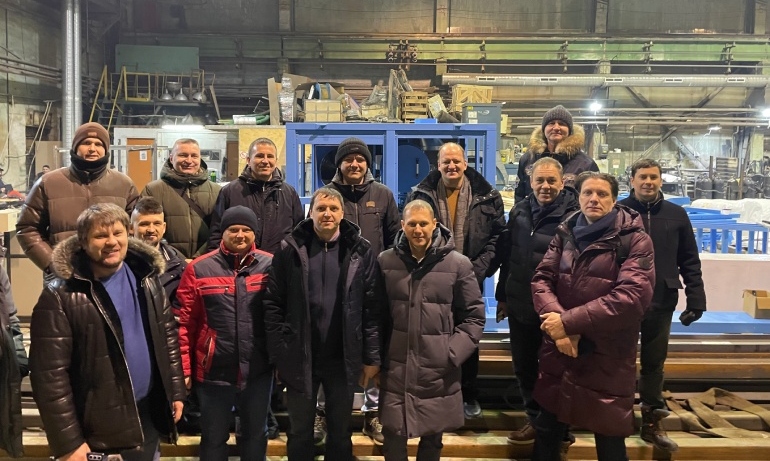 Сотрудники главного и екатеринбургского офисов на производстве «СовПлим»