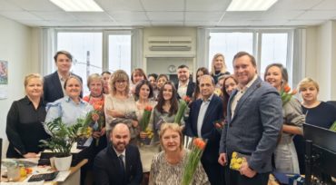 Подарки сотрудникам на весенние праздники